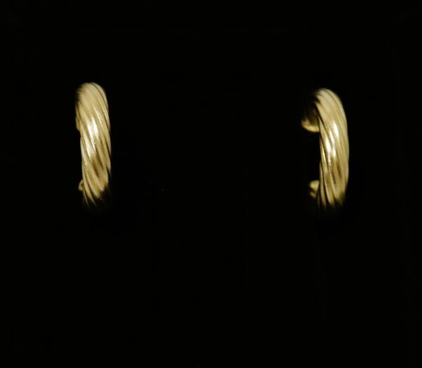 Brinco Meia Argola Tubo Riscada Banhada a ouro 18k com antialérgico
