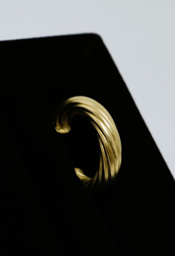 Brinco Meia Argola Tubo Riscada Banhada a ouro 18k com antialérgico 4