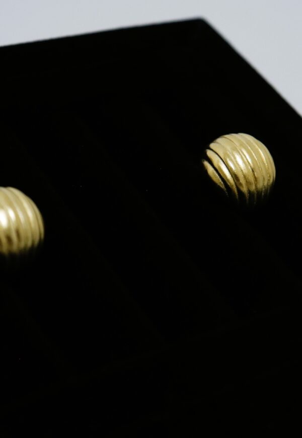 Brinco Meia Bola Riscada banhada a ouro 18k com antialérgico