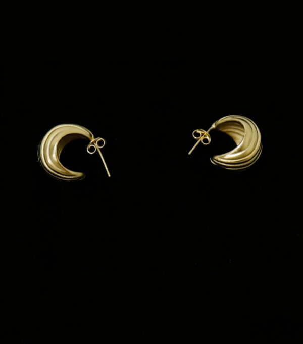 Brinco Meia Bola Riscada banhada a ouro 18k com antialérgico