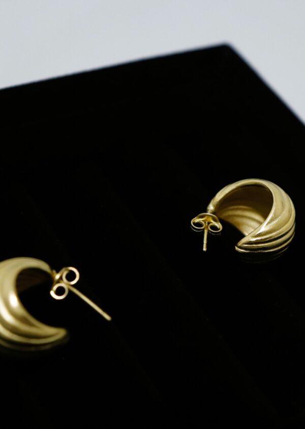 Brinco Meia Bola Riscada banhada a ouro 18k com antialérgico